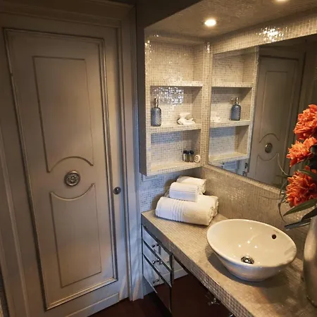 Opera Luxury شقة