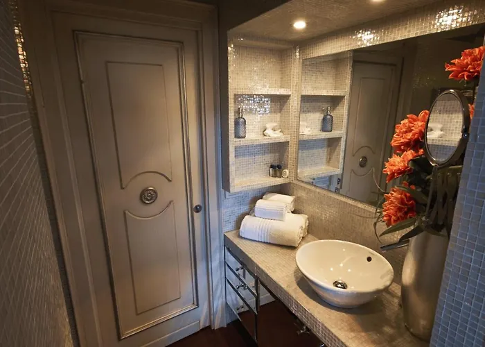 Opera Luxury شقة