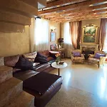 Opera Luxury Lejlighed